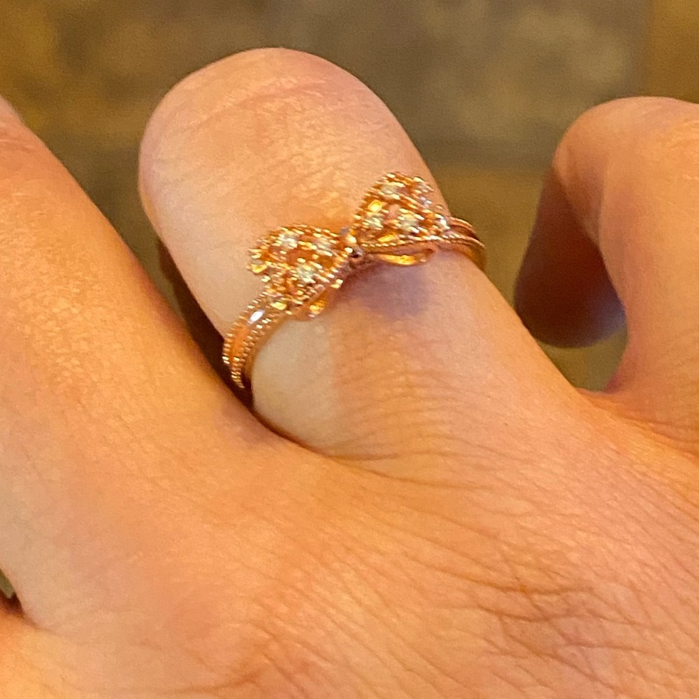 Rose gold bow tie woman’s ring. Size 7